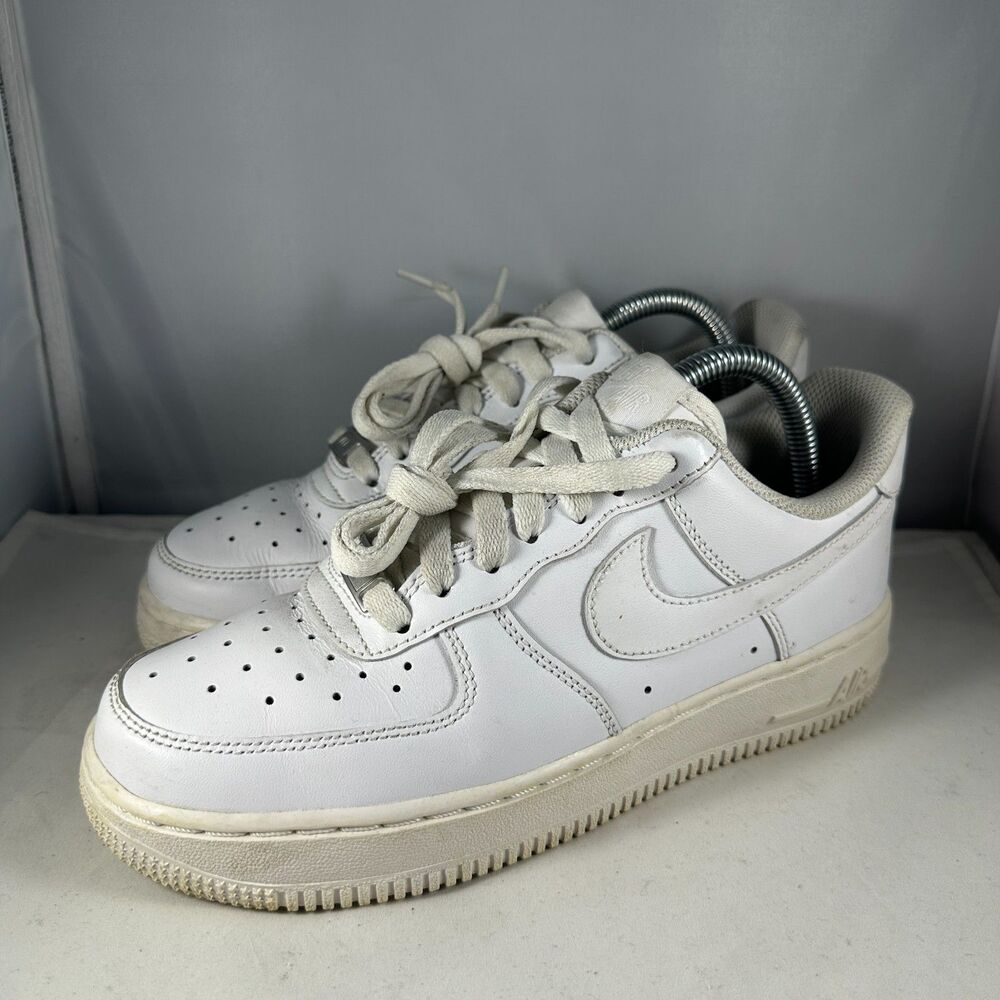 Nike Womens 7.5 Air Force 1 07 Low Leather Sneakers Triple White DD8959-100